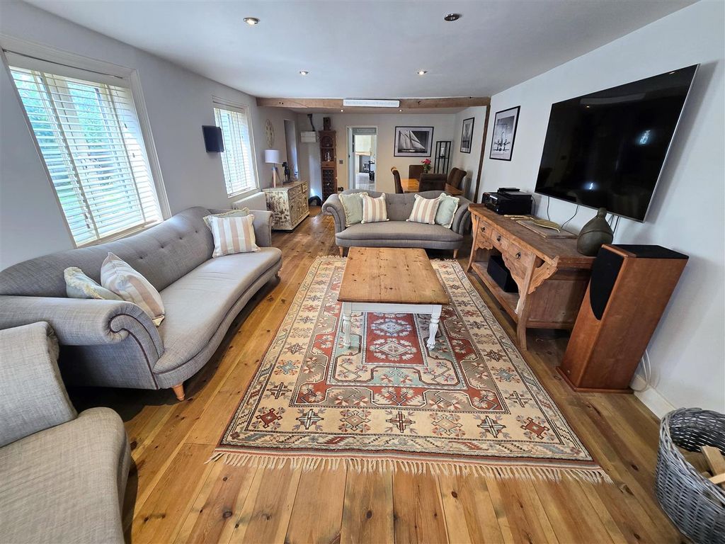 Property photo 3 of 26 Lounge