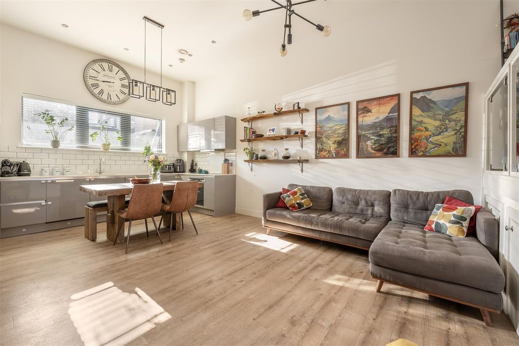 Property photo 2 of 33 Cranbrook Road, Ig1