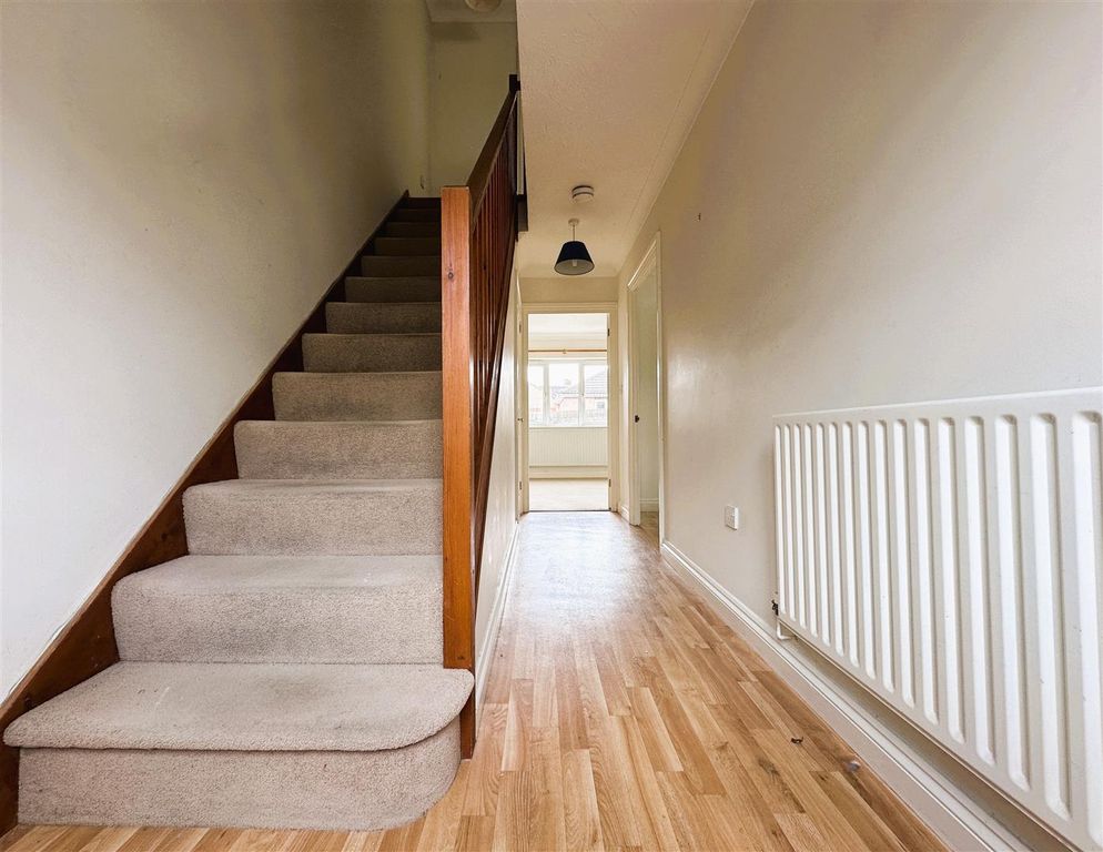 Property photo 2 of 11 Hallway