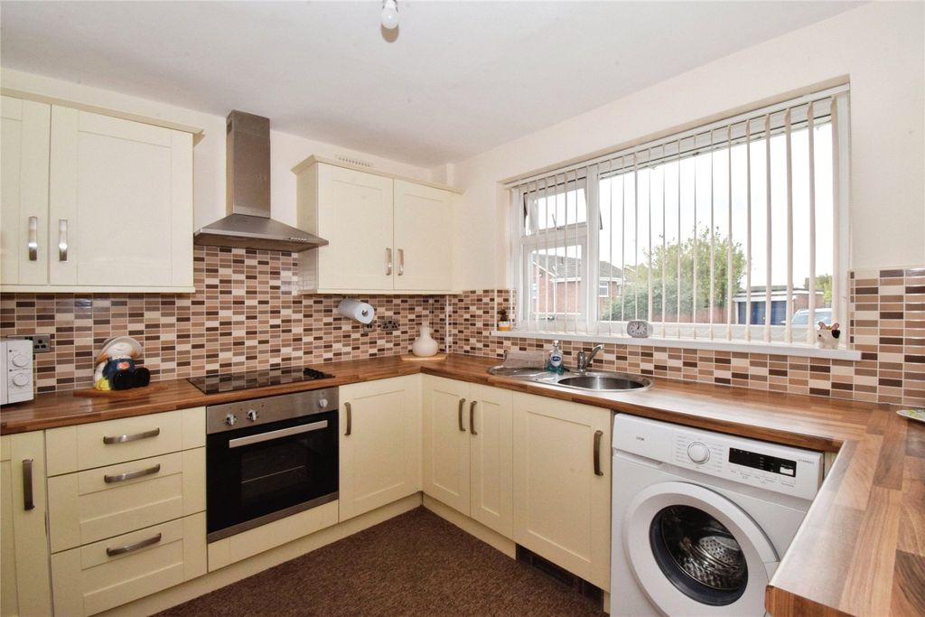 Property photo 3 of 18 Kitchen