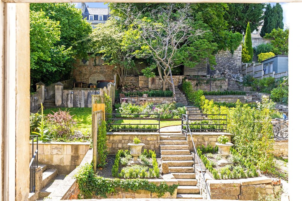 Property photo 3 of 25 Garden