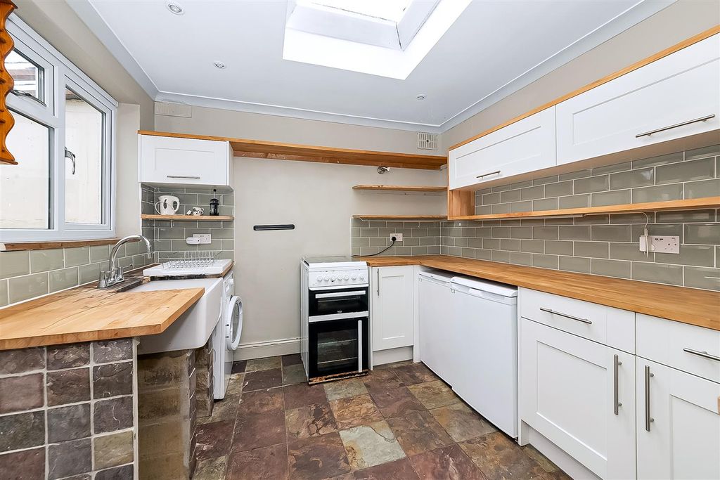 Property photo 2 of 19 Kitchen