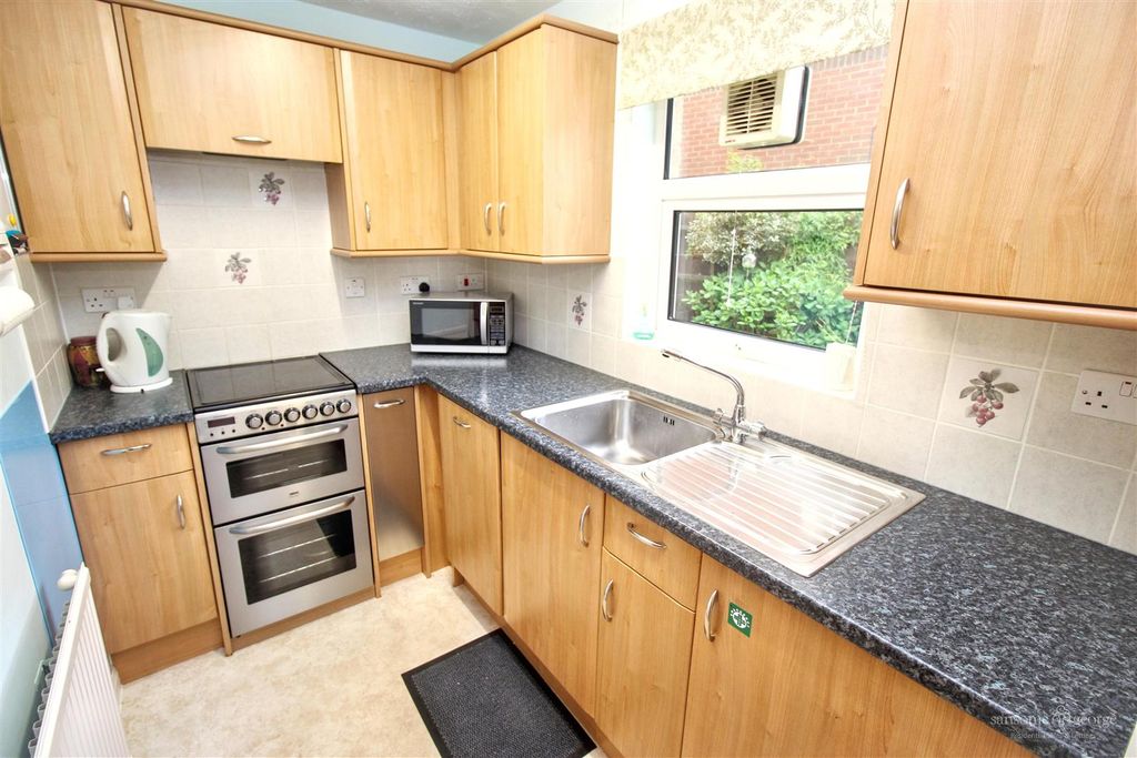 Property photo 2 of 11 Kitchen