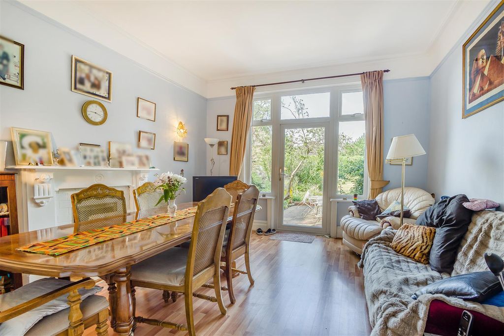 Property photo 3 of 12 8654290-Interior07.Jpg