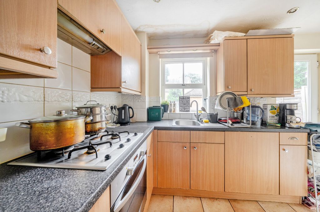 Property photo 3 of 11 Kitchen
