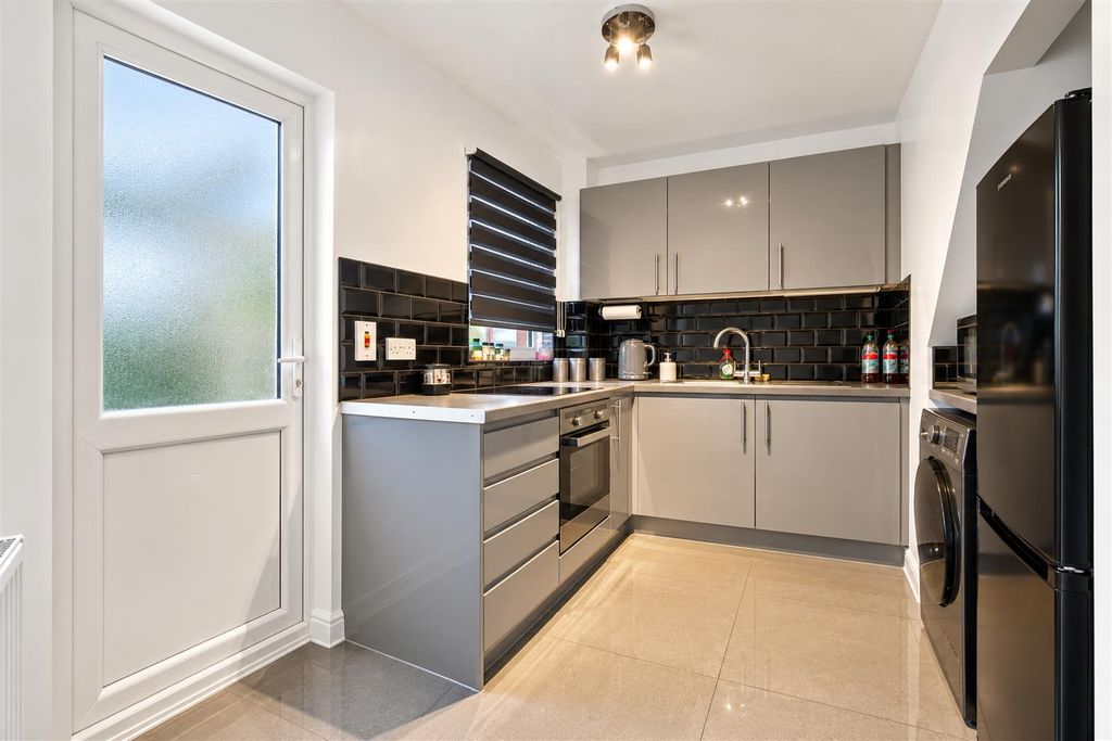 Property photo 2 of 10 Kitchen