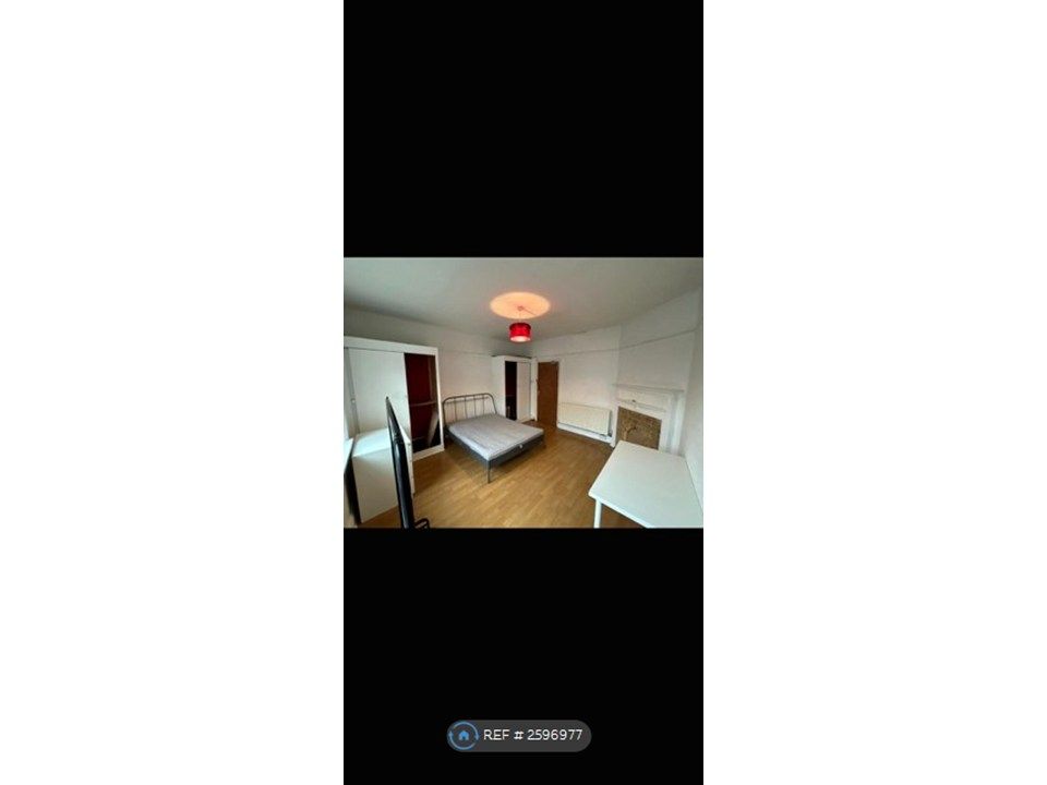 Property photo 1 of 4 Room 3 - £600
