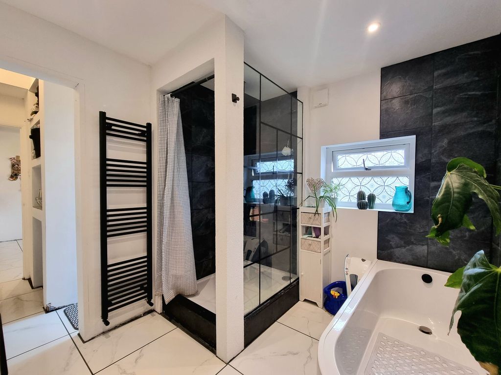 Property photo 3 of 31 Bathroom