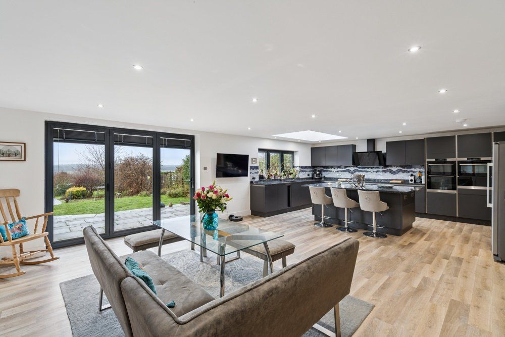 Property photo 2 of 25 Kitchen/Breakfast