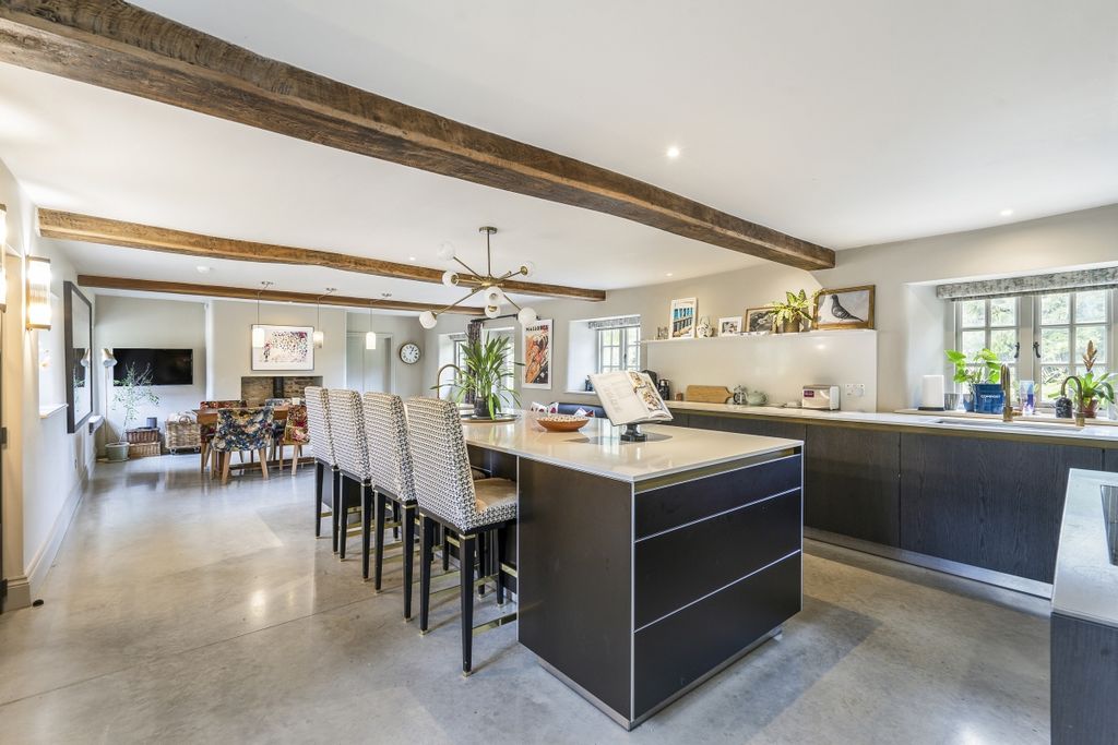 Property photo 3 of 40