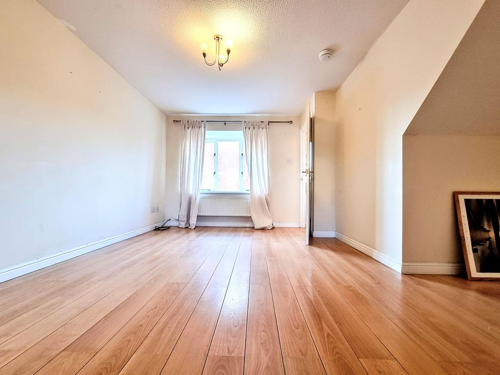 Property photo 3 of 8 Bedroom