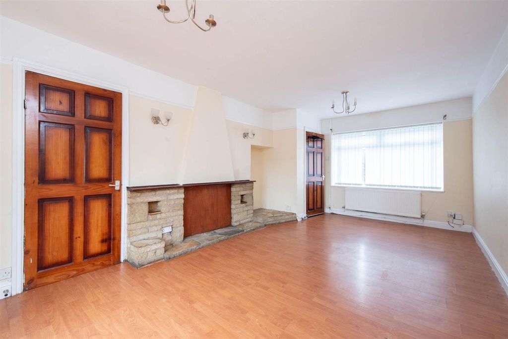 Property photo 3 of 17 Lounge