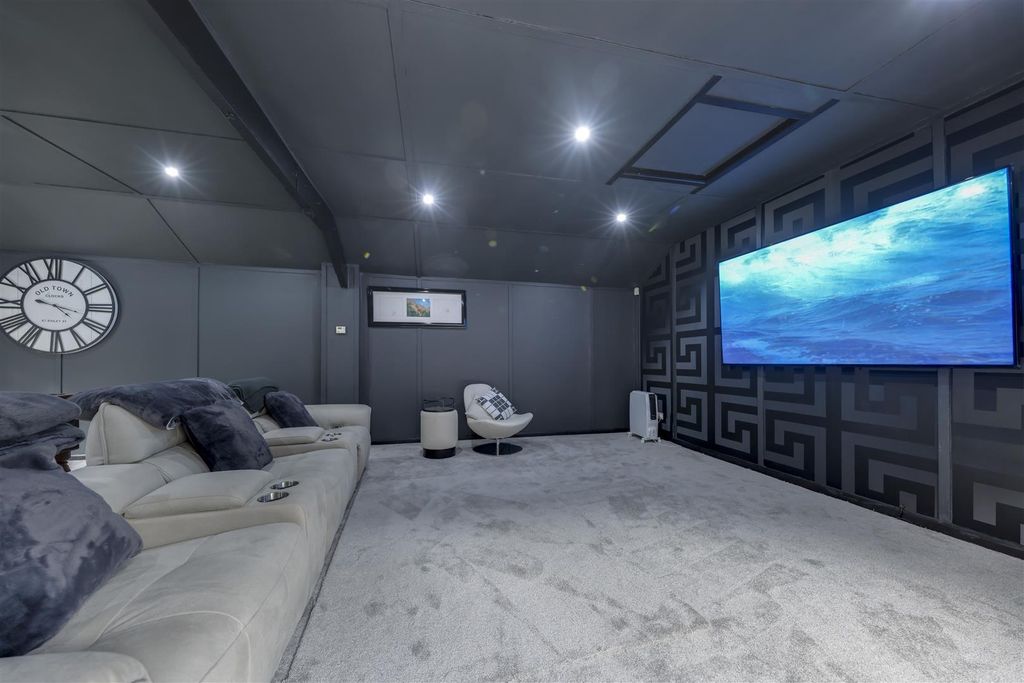Property photo 2 of 44 New Cinema Room