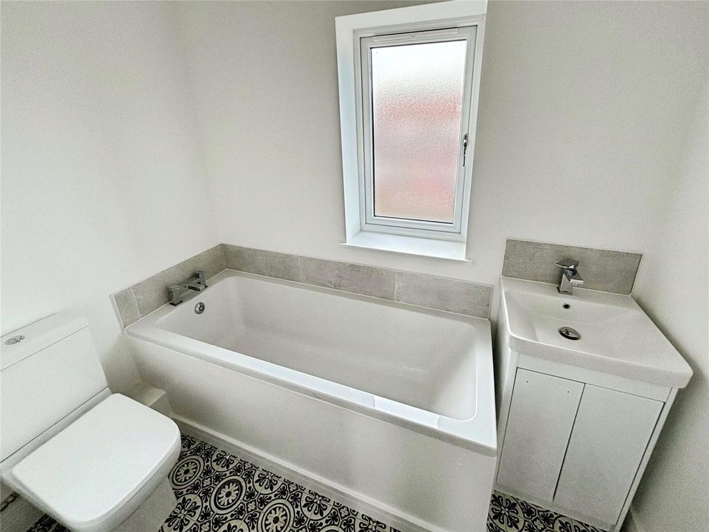 Property photo 3 of 11 Bathroom/Wc