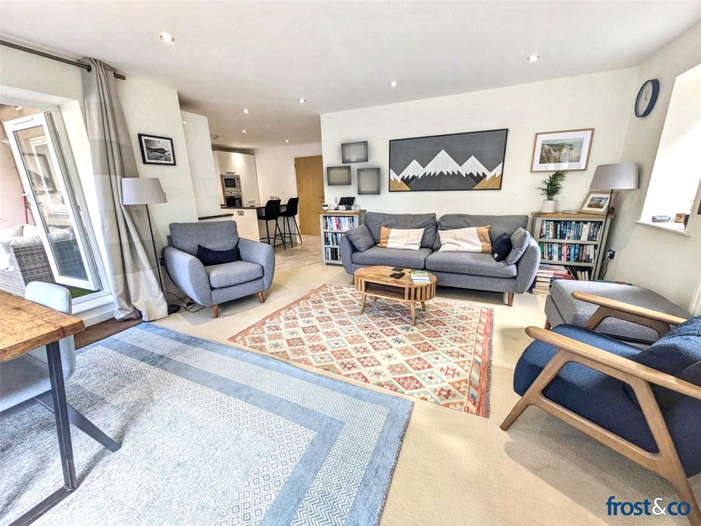 Property photo 2 of 15 Lounge