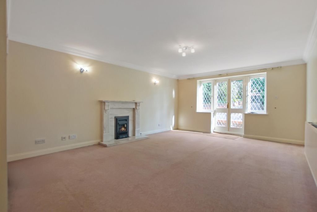 Property photo 2 of 11 Living Room