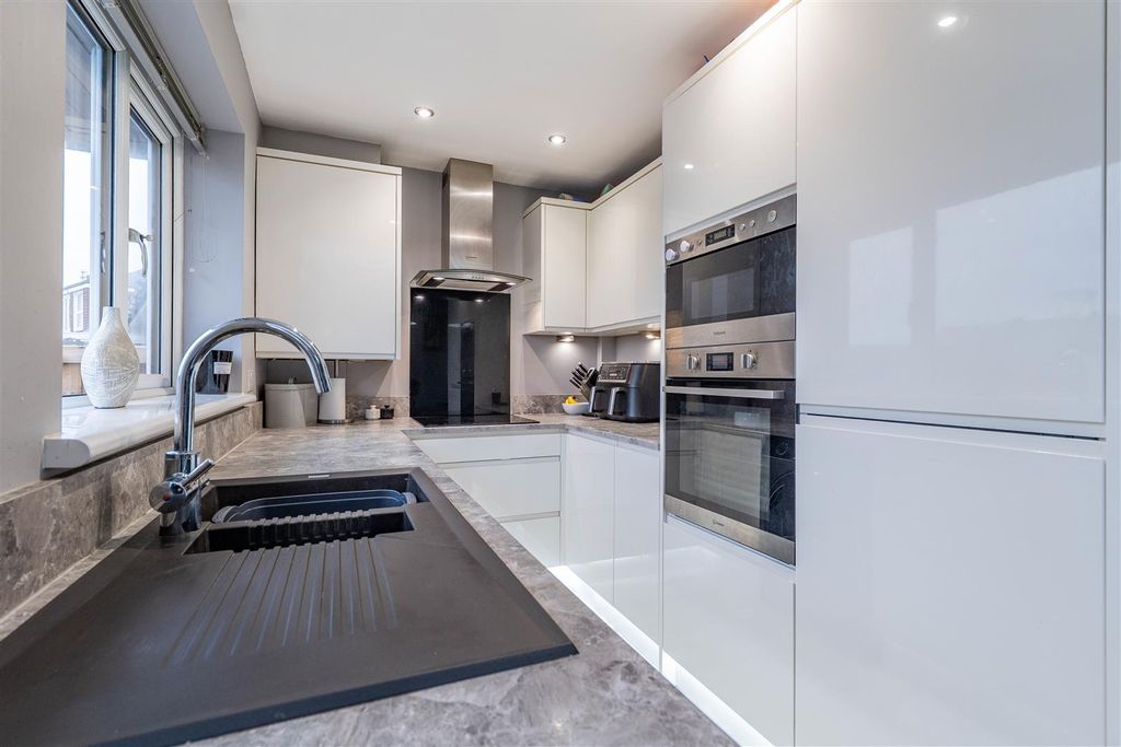 Property photo 3 of 19 Kitchen