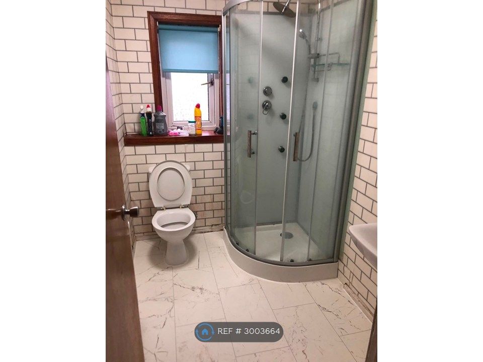Property photo 1 of 10 Bathroom