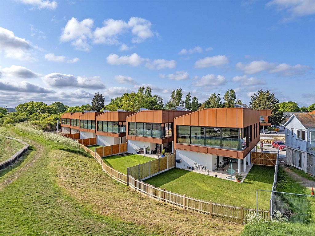 Property photo 1 of 14 Kingsmans Pont