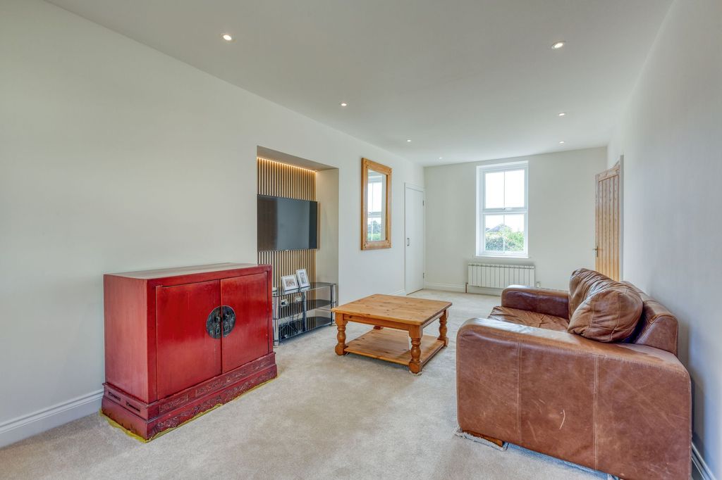 Property photo 3 of 32