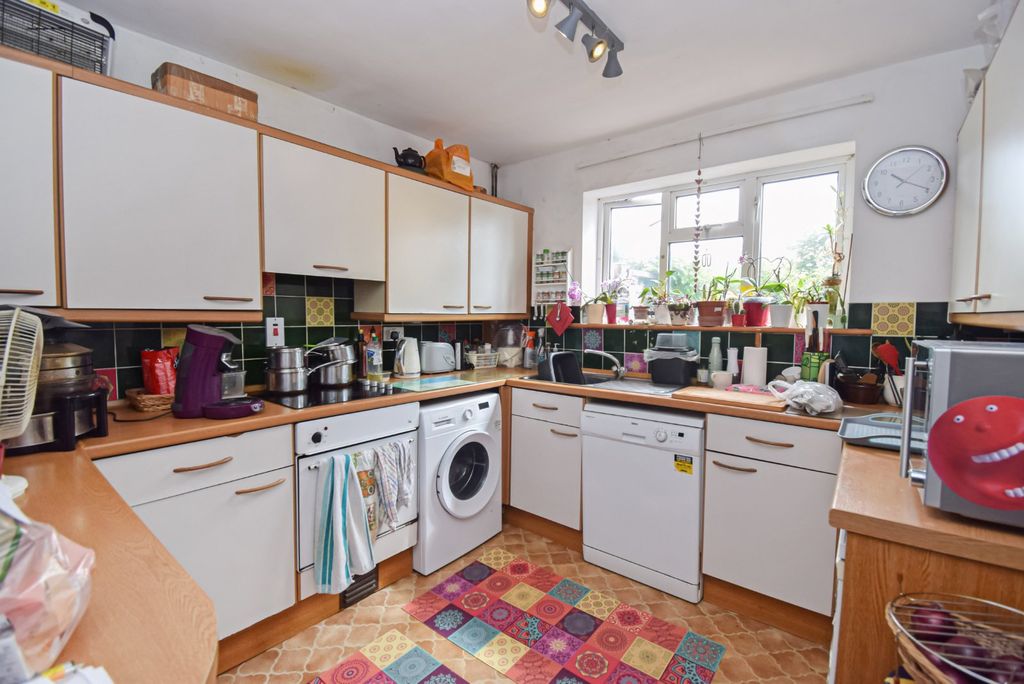 Property photo 3 of 9 Kitchen