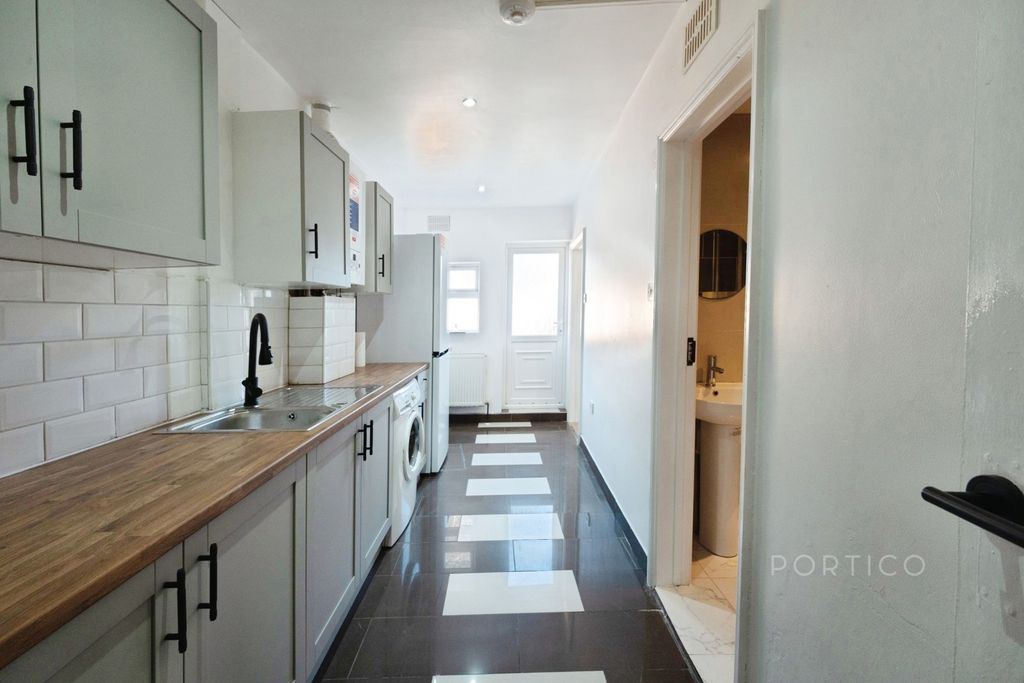 Property photo 2 of 18 Kitchen