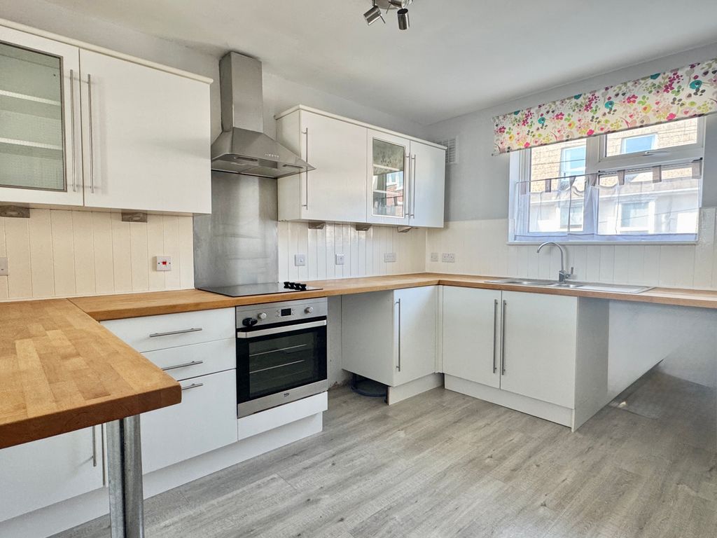 Property photo 3 of 10 Kitchen