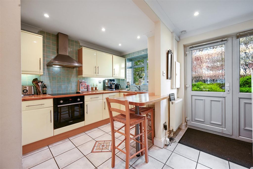Property photo 3 of 13 22 St Albans Villas - Kitchen.Jpg