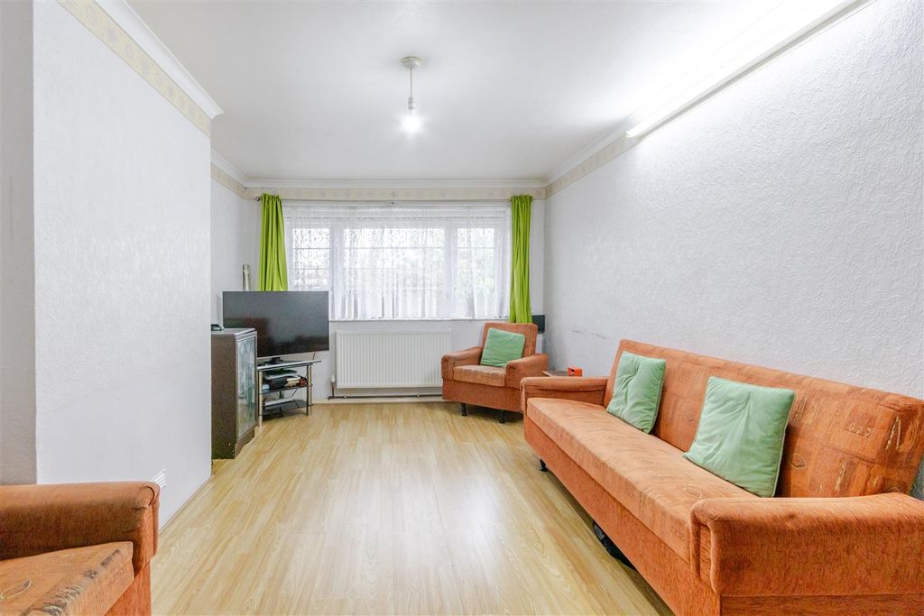 Property photo 2 of 19 Headstone Lane