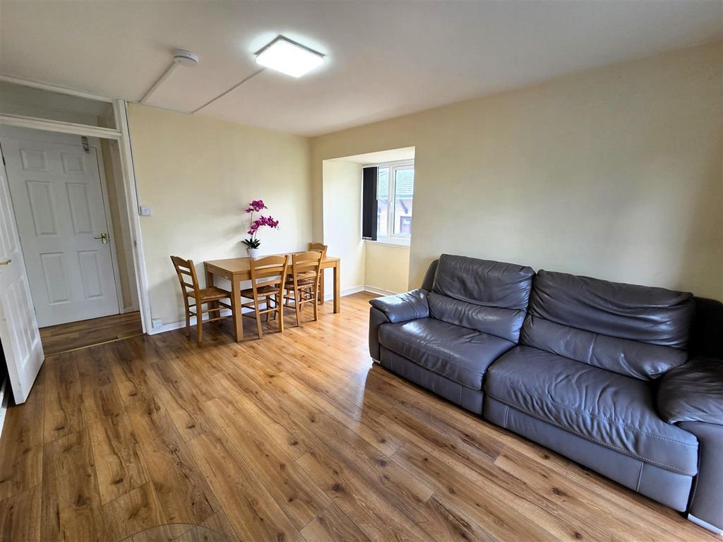 Property photo 3 of 9 Lounge.Jpg