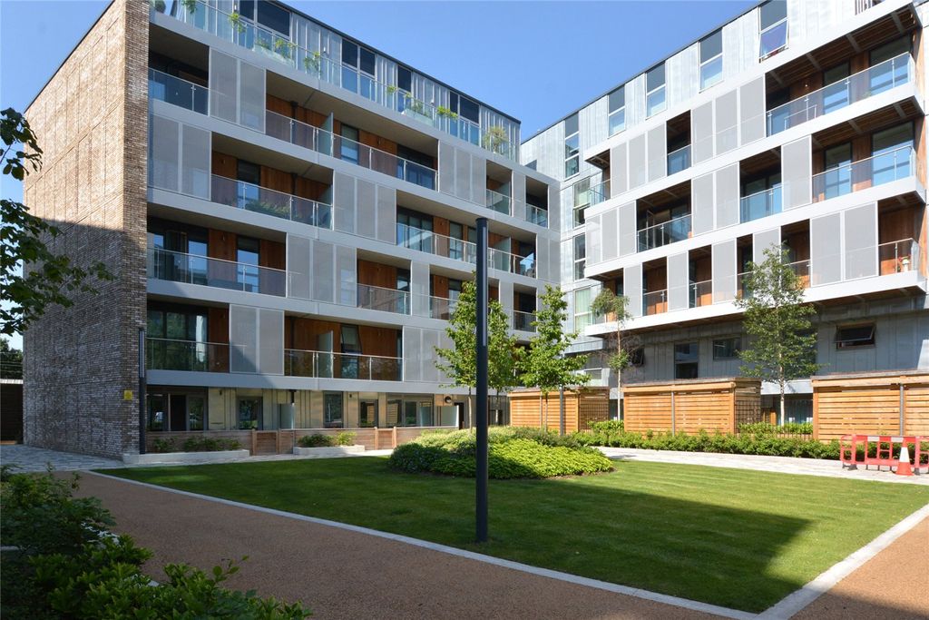 Property photo 1 of 11 Communal Gardens