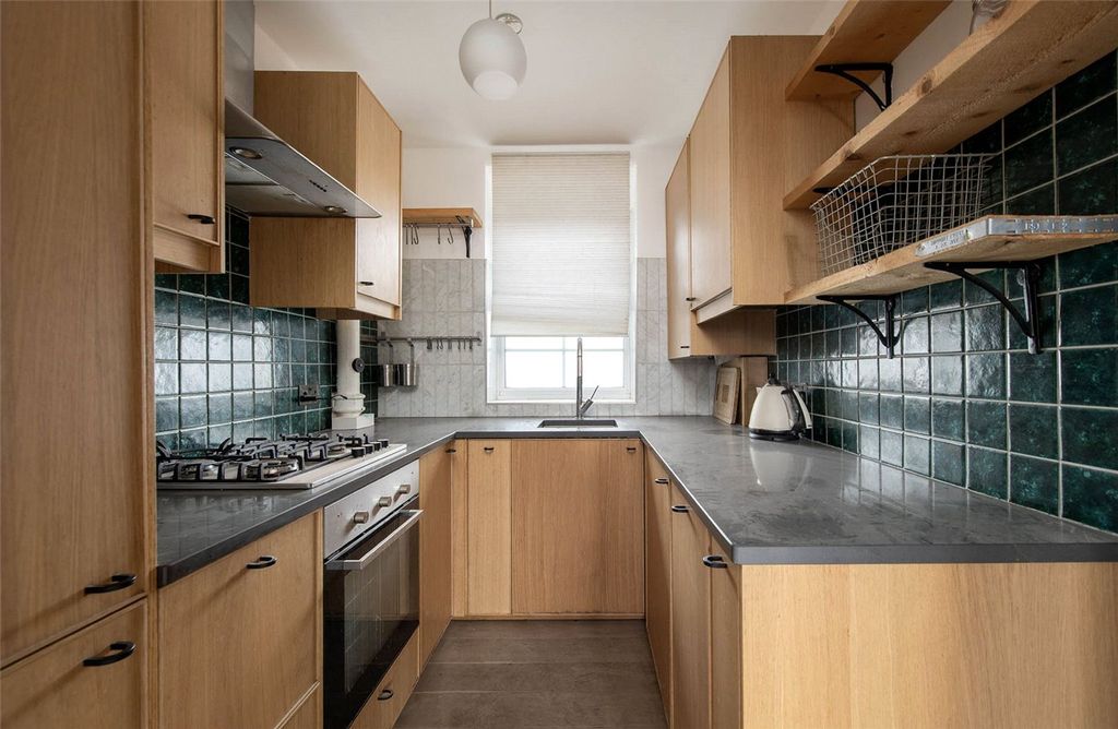Property photo 2 of 9 Gascoyne Road, E9