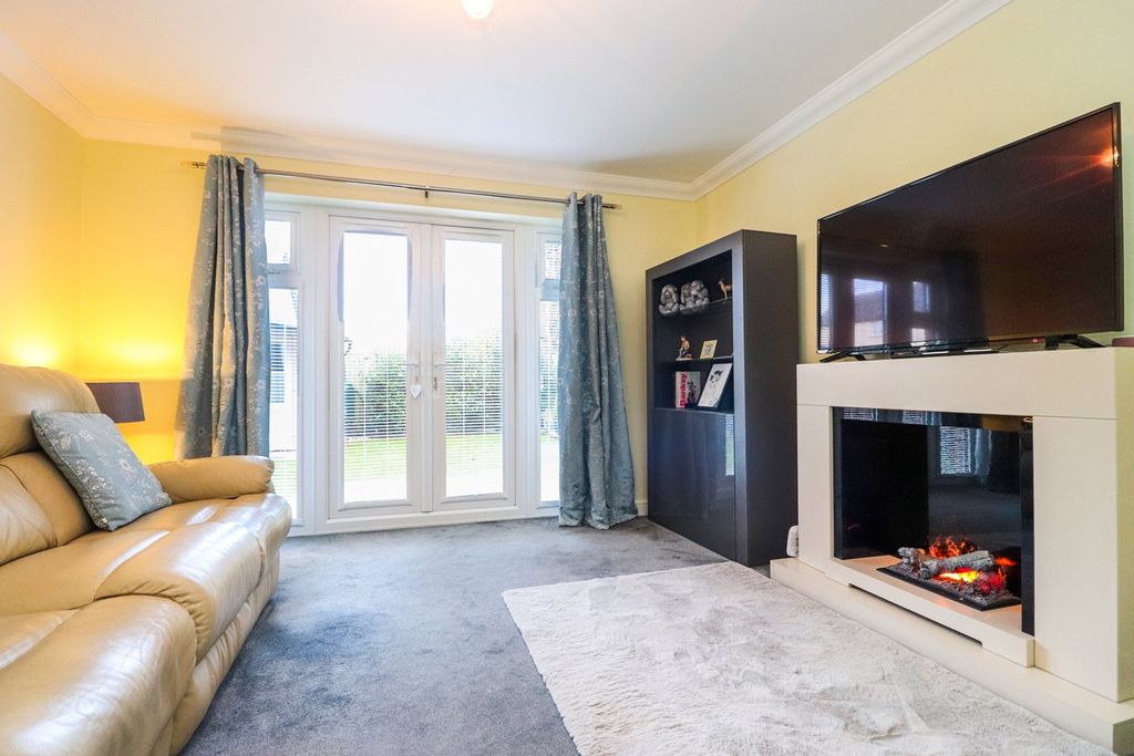 Property photo 3 of 24 Lounge