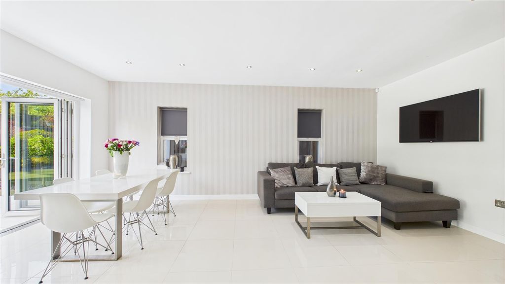 Property photo 3 of 25 Kitchen