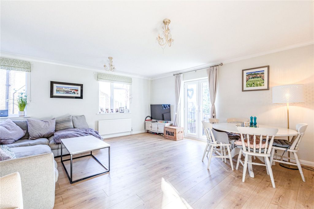 Property photo 2 of 17 Siting Room