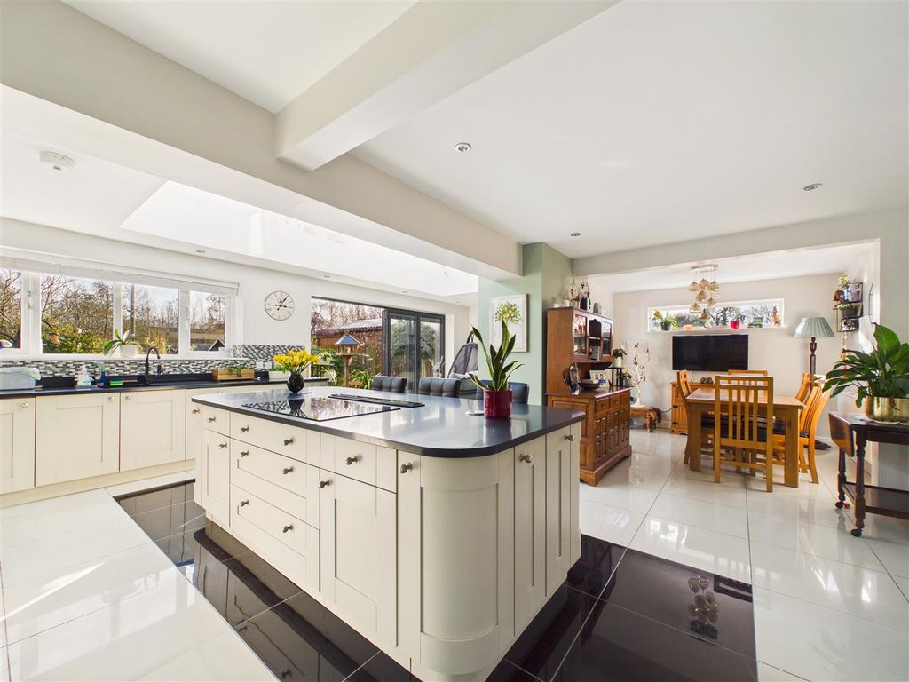 Property photo 3 of 21 Cam03303G0-Pr0317-Still014.Jpg