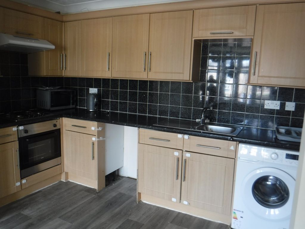 Property photo 3 of 6 Kitchen