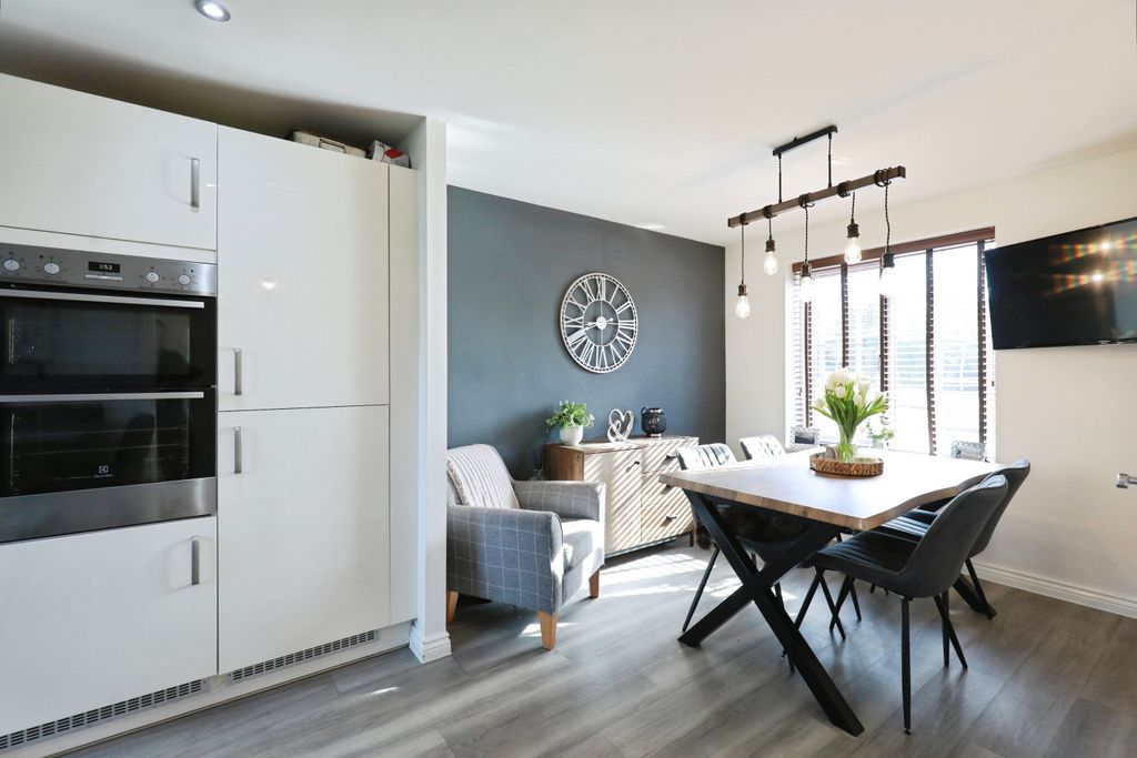 Property photo 3 of 20 1J3A8441