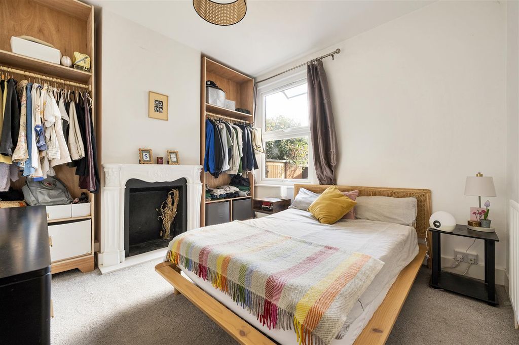 Property photo 2 of 23 Clementina Road, E10