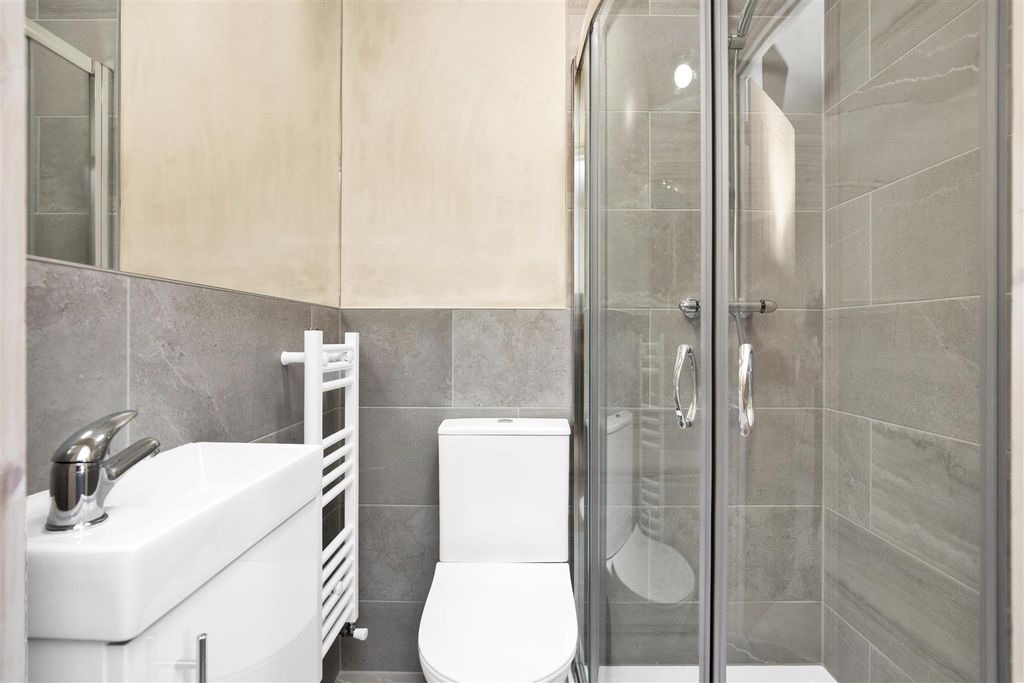 Property photo 3 of 7 Ensuite