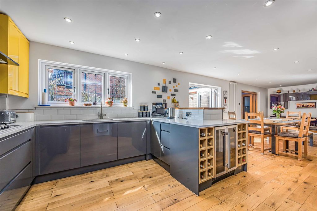 Property photo 2 of 24 11 Deanswood Drive, Waterlooville-Small-Porticomar