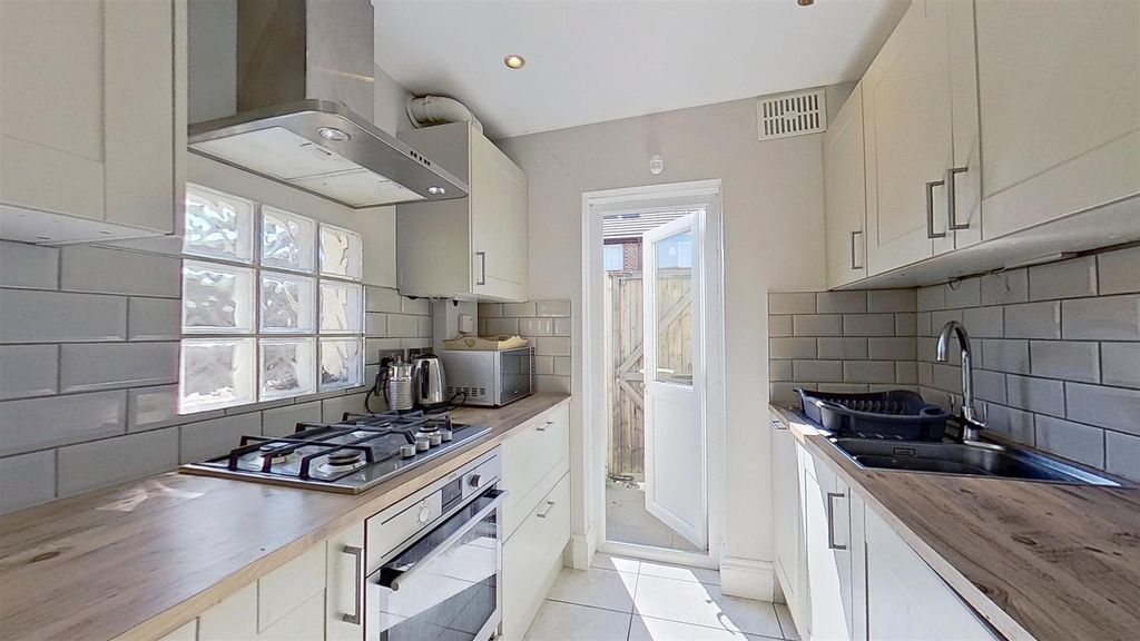 Property photo 3 of 12 Burmester-Road-Summerstown-Sw17-07082026_212401.Jp