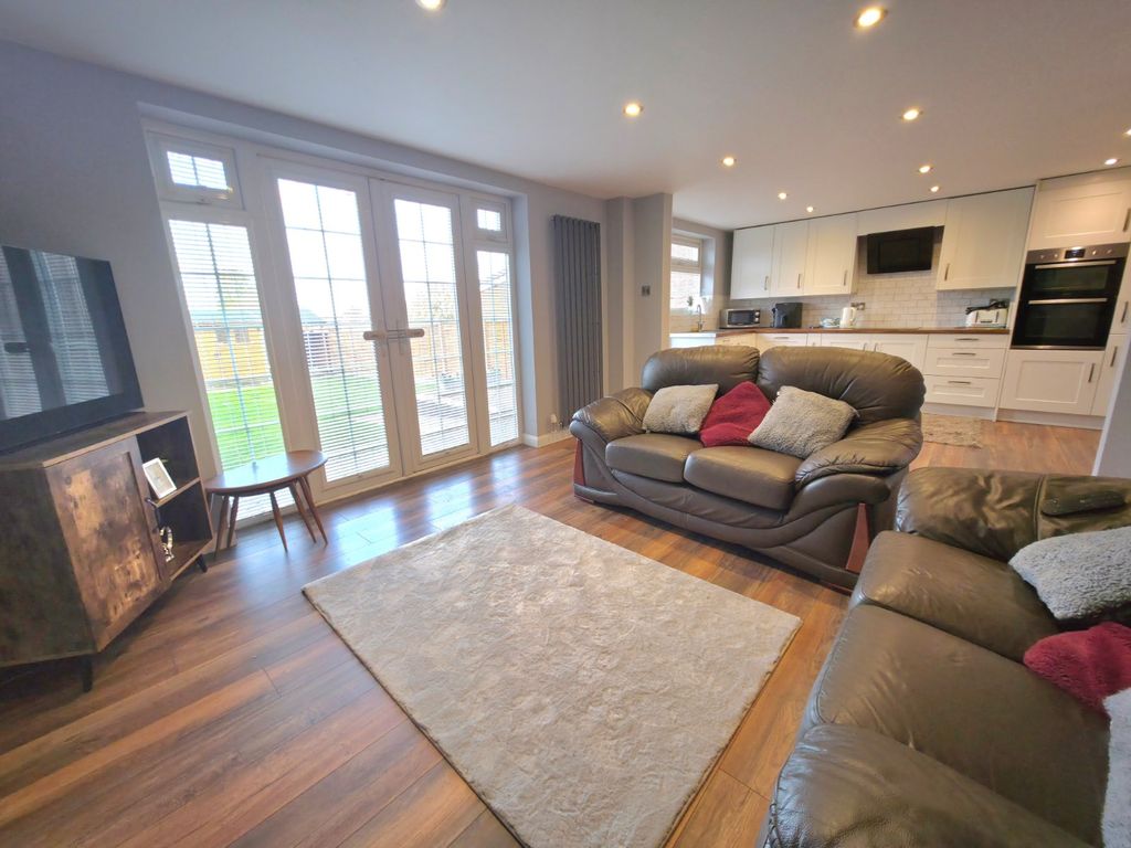 Property photo 2 of 24 Lounge/Kitchen