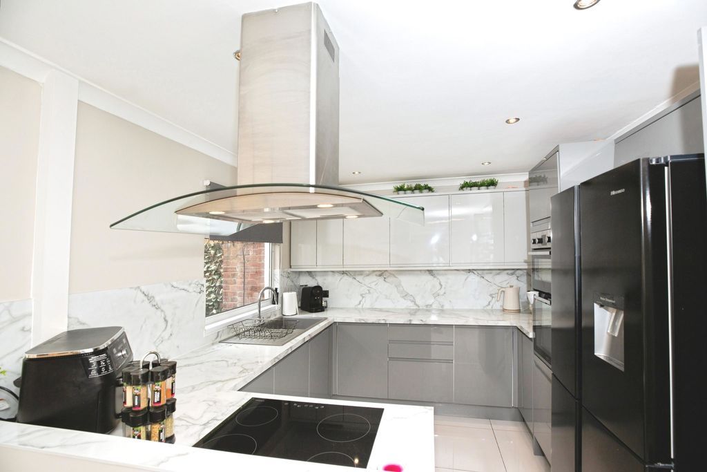Property photo 3 of 14 Kitchen