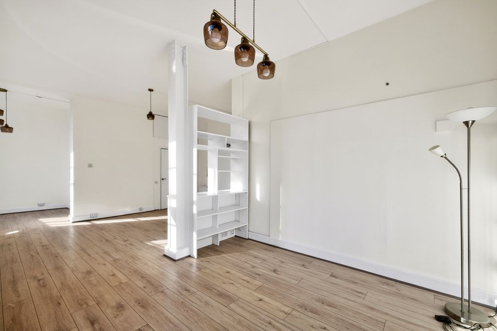 Property photo 3 of 20 Kitchen/Reception