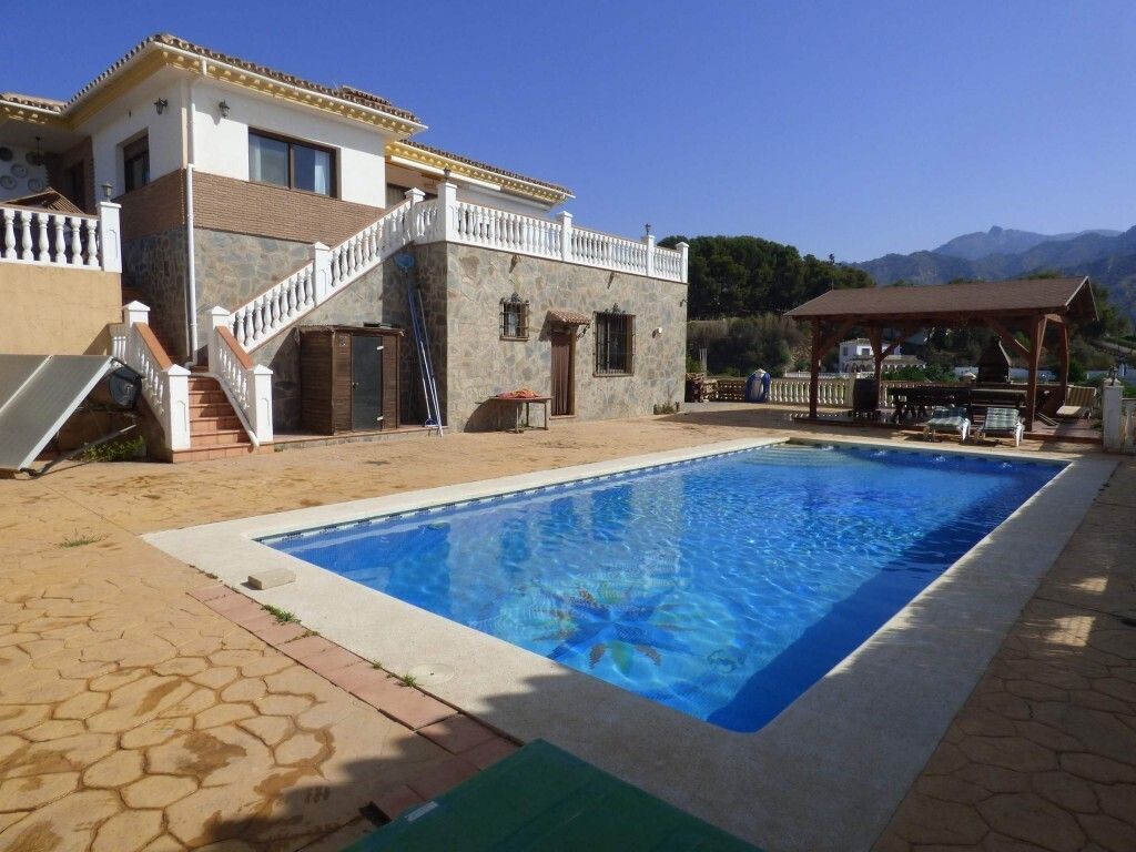 Property photo 1 of 10 House Pool
