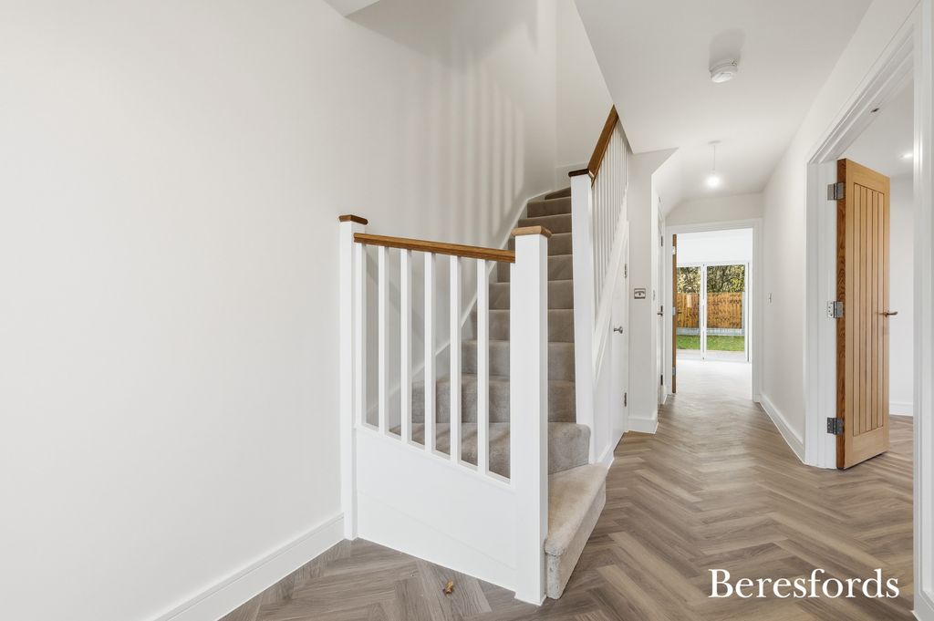 Property photo 2 of 18 Hallway