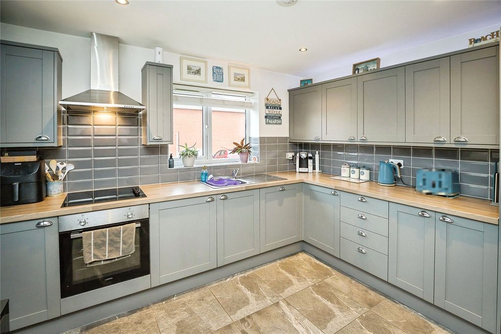 Property photo 3 of 19 Kitchen