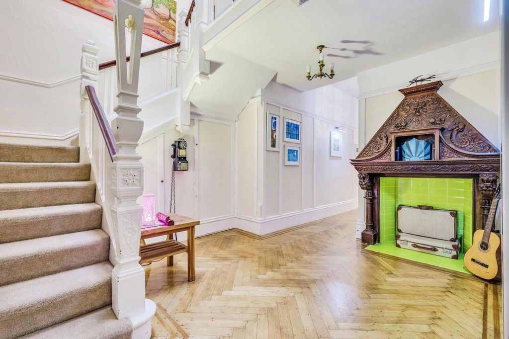 Property photo 3 of 35 Entrance Hall