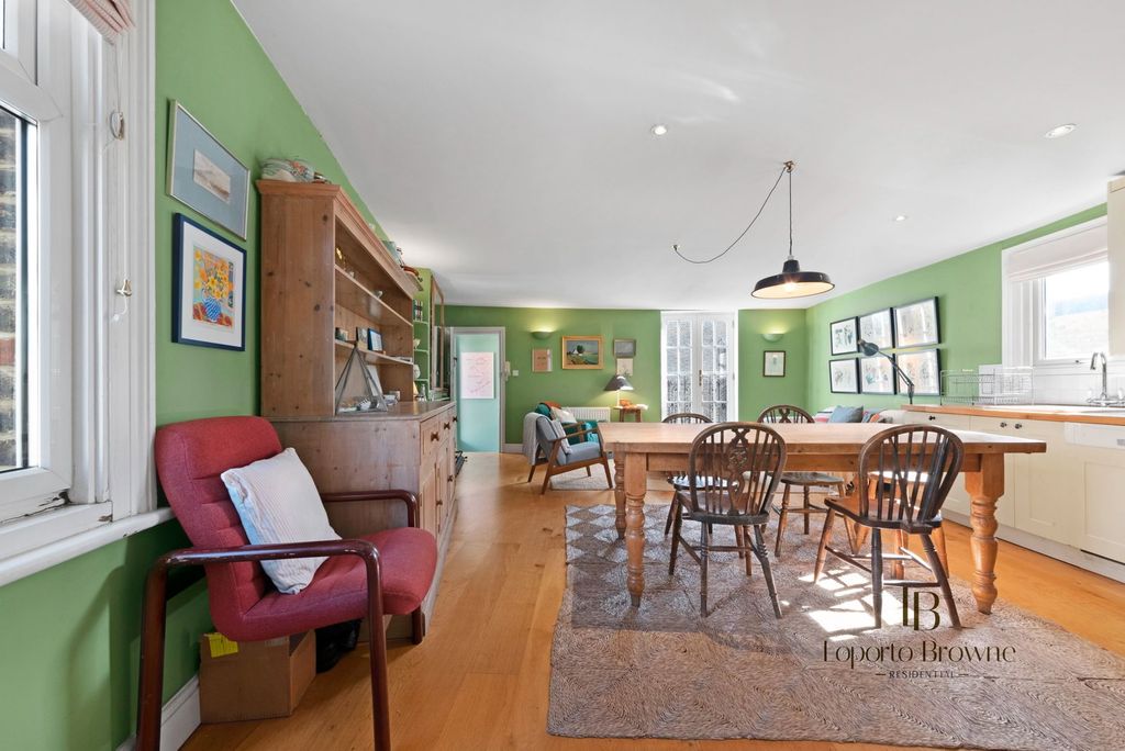 Property photo 2 of 31